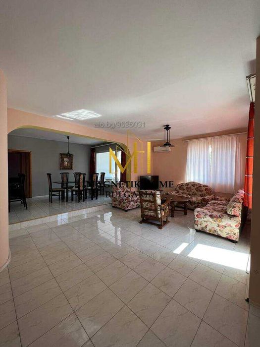 Колосален тристаен апартамент в ж.к. Лазур