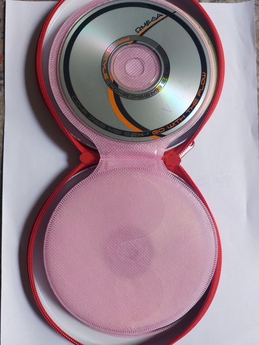 Два несесера за компакт дискове!