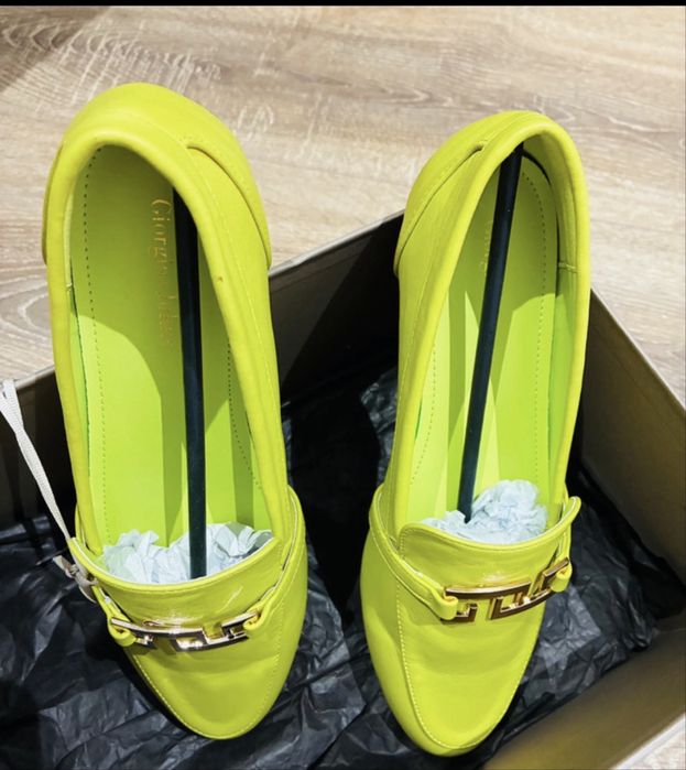 Mocasini noi cu eticheta