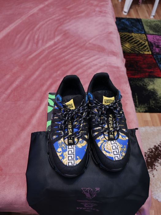 Vând adidași Versace