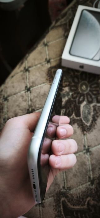 Продам iPhone XR 64  gb [белый]
