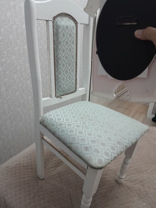 Продам белые деревянные стулья