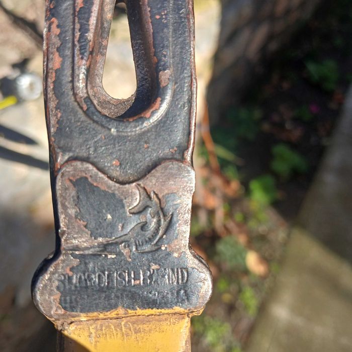 Нож на Дневалния, много функционална Брадвичка и Отвертка