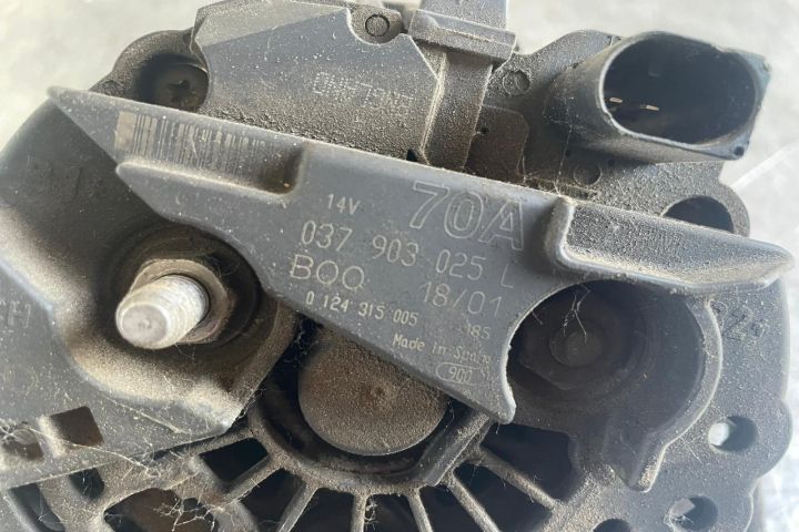 Alternator  037 903 025 L Volkswagen VW Polo a 3-a generatie 6N (face