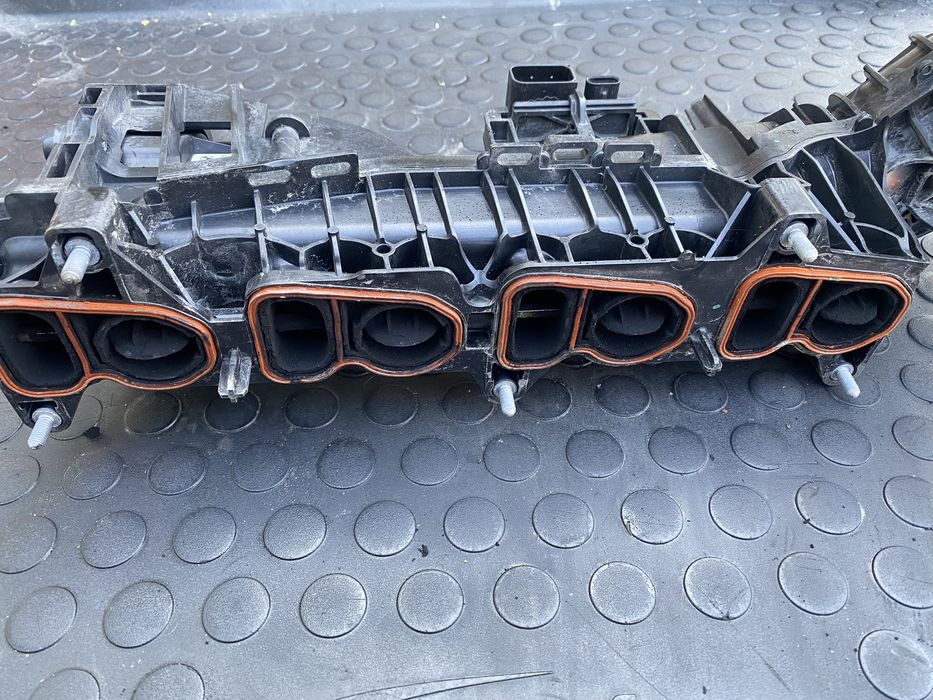 Всмукателен колектор с вихрови клапи дросел и егр N47C20A