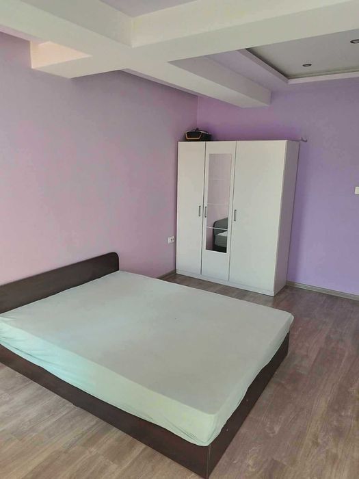 Обширен 100 кв.м. двустаен апартамент под наем в "Сухата река"