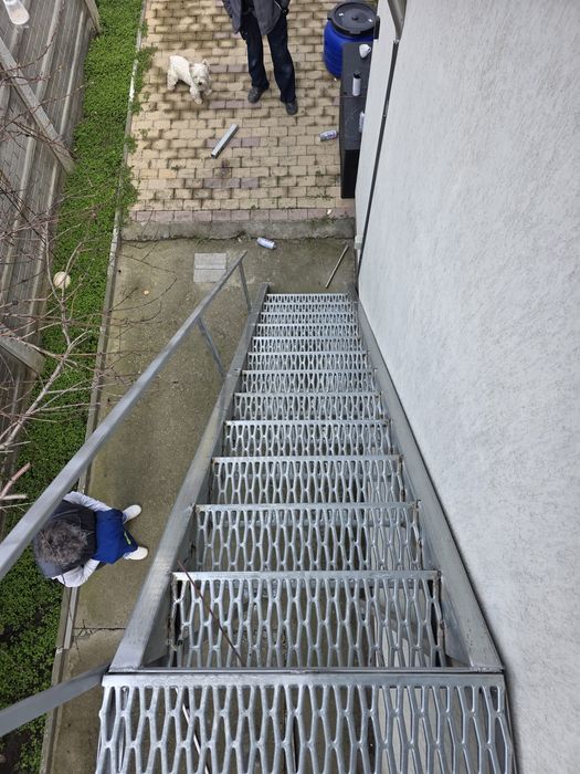 Confectionam scarii metalice zincate exterioare și pentru incendii , platforme, podete si balustrazi profesionale la cererea clientului . Asiguram tra