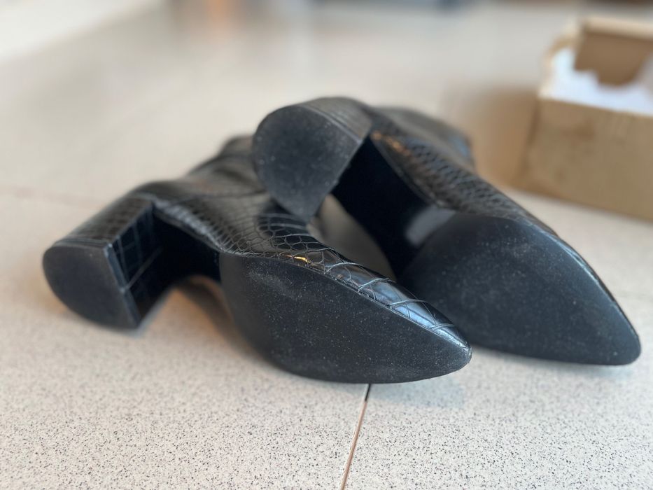 Botine Stradivarius din imitație de piele de șarpe lăcuită mărimea 37