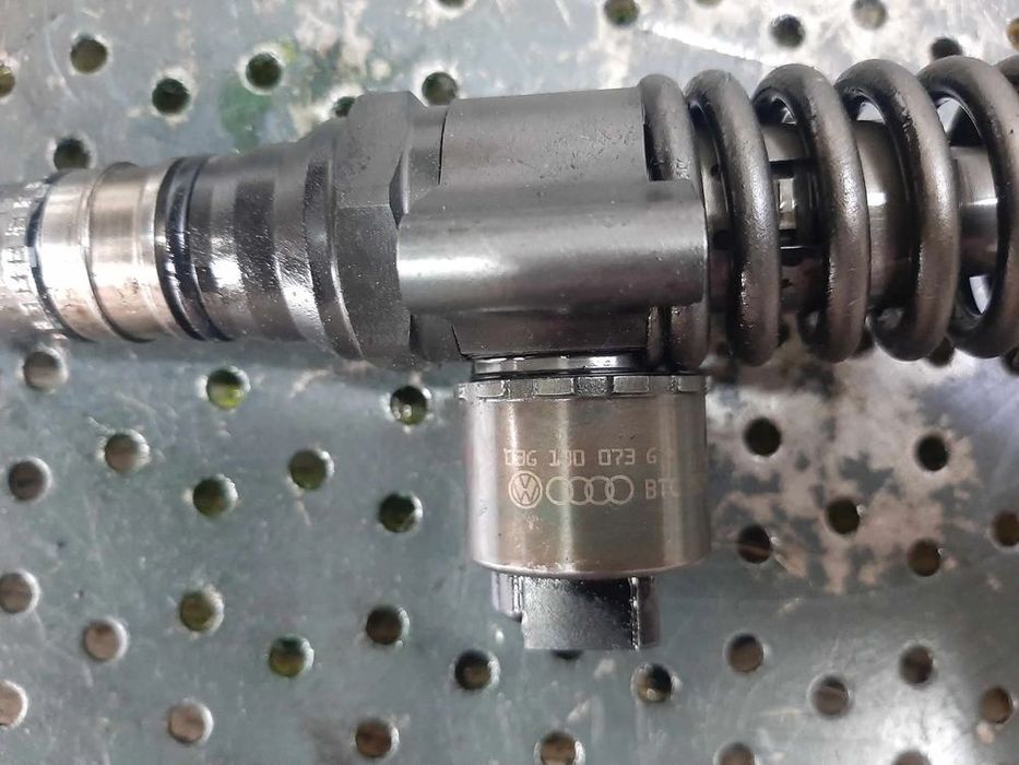 injector bre bkd  azv 2.0 tdi audi a3 8p a4 b7 vw golf 5 0414720404  03g130073g