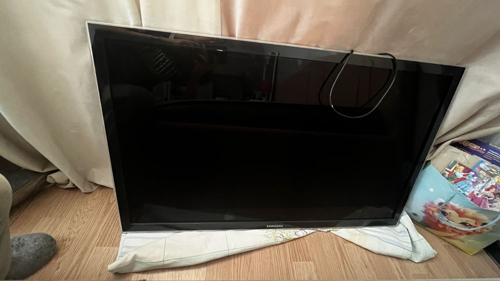 Телевизор , вытяжка , плита Астана