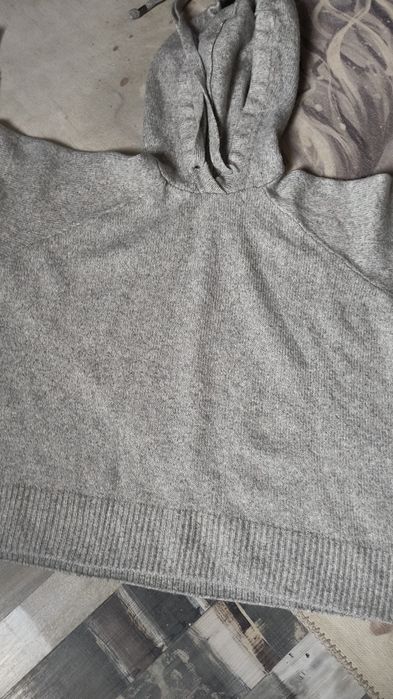 Pulover tip hanorac cu gluga pentru orice anotimp. Conține și lână