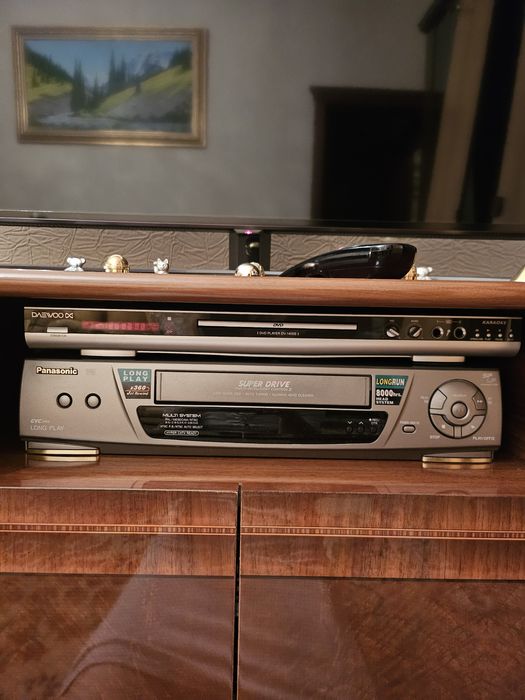 Продам DVD плеер и два видеомагнитофона.