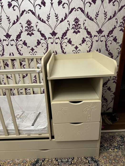 Кровать детская с полками