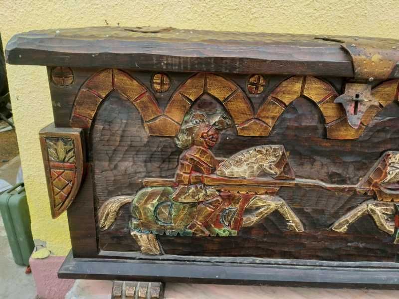 Cufar din lemn sculptat vintage