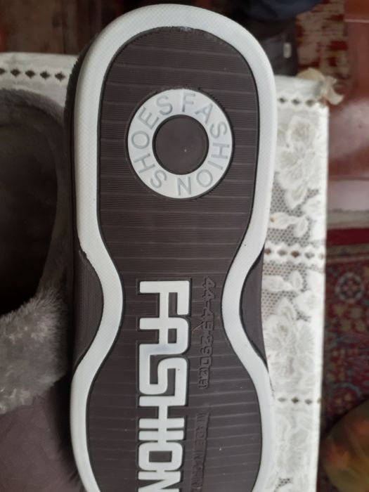 Vând o pereche de papuci pentru bărbați  maro 30 lei mărime 44 45