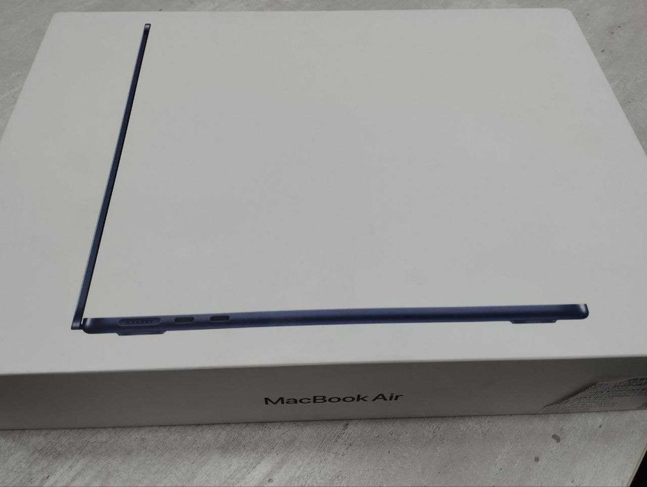 MacBook Air 13 inch, M2 chip, 16 GB, 256 GB SSD