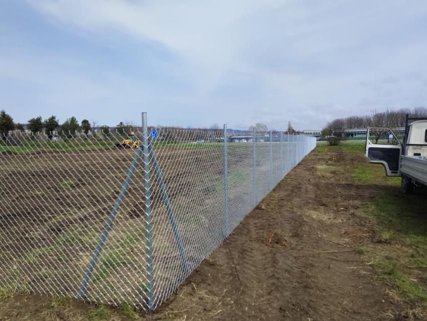 Изграждане на огради, ограда с бетонни колове, тръби и мрежа! септични