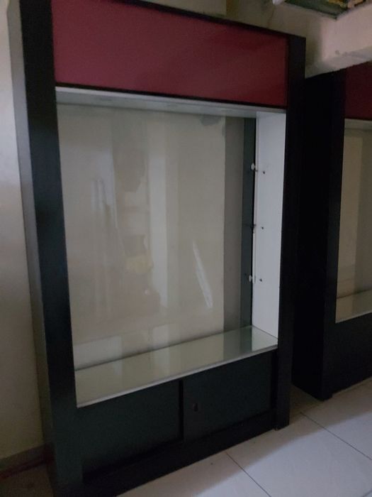 Витрины стеклянные с подсветкой