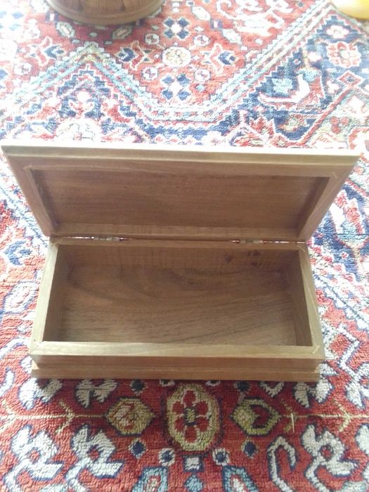 Продавам  кутия за бижута