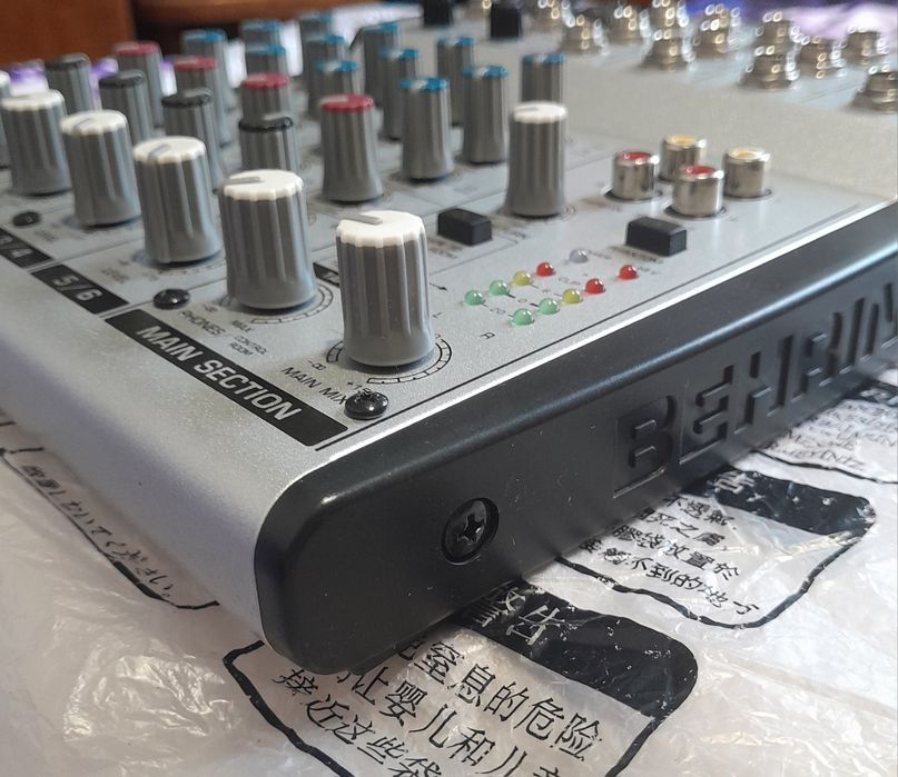 BEHRINGER  микшерный пульт