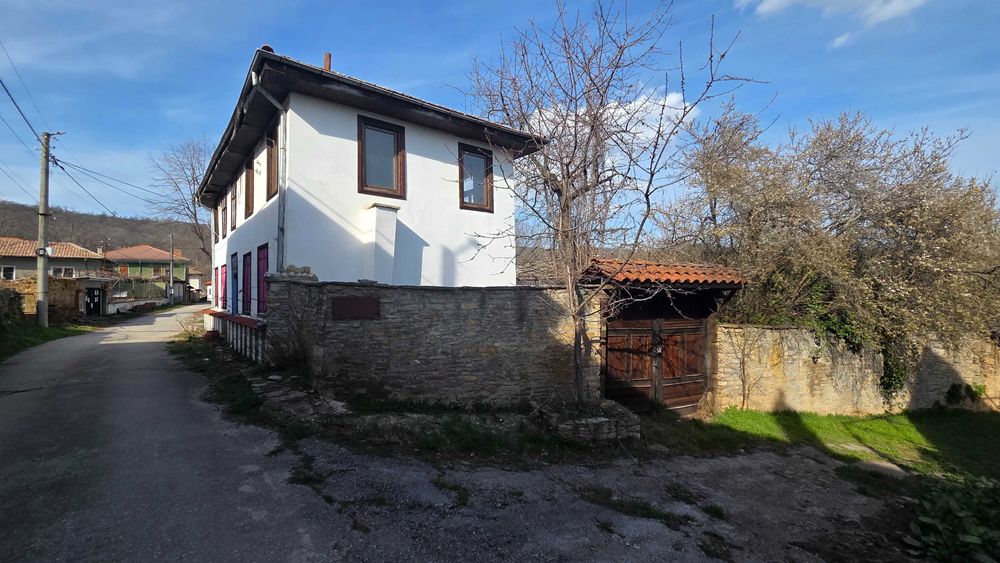 Продавам двуетажна Къща