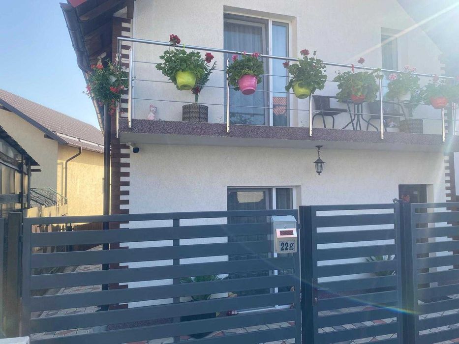 Vand casa cocheta si discreta aproape la pret de cheta