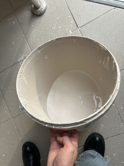 Краска свежая, моющаяся