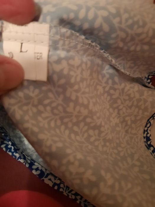 Bluza albastra cu mici flori albe mărimea L