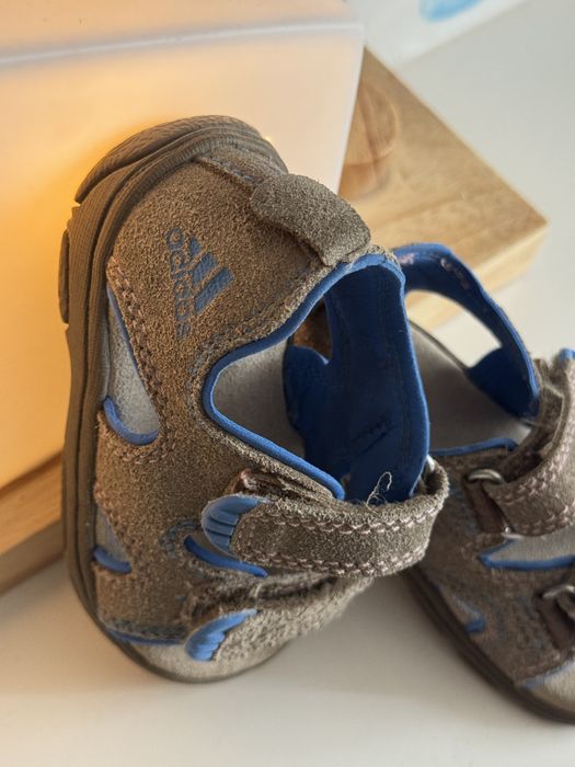 детские сандалии бренда Adidas,