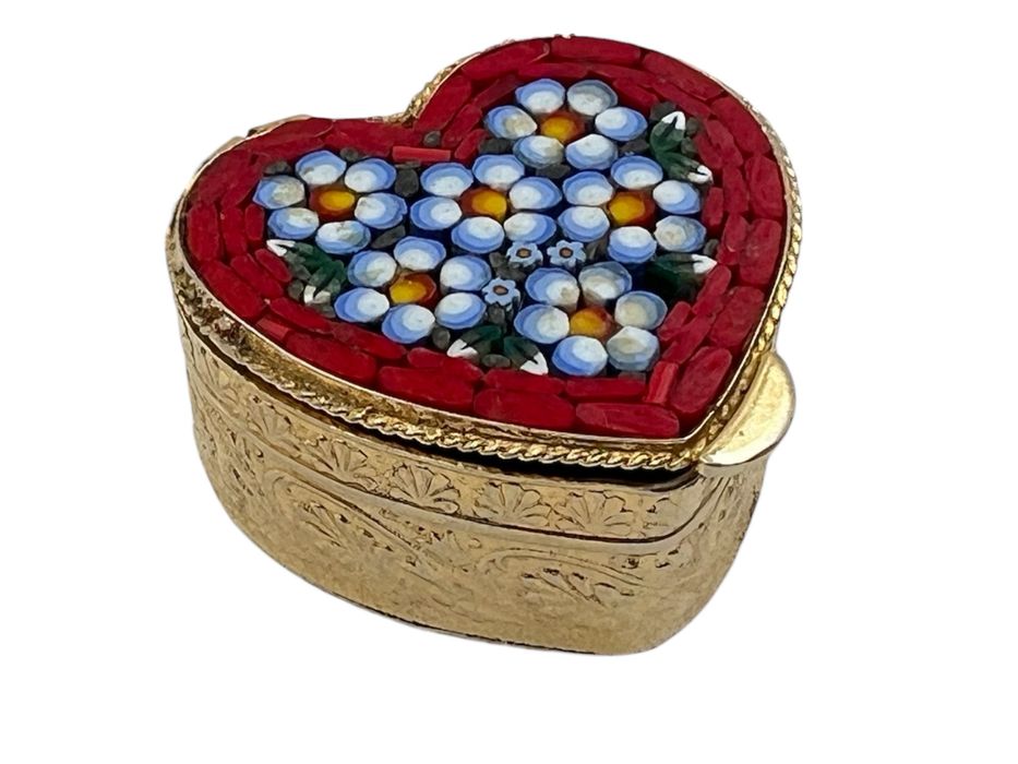 Стари метални кутийки различни форми и модификации