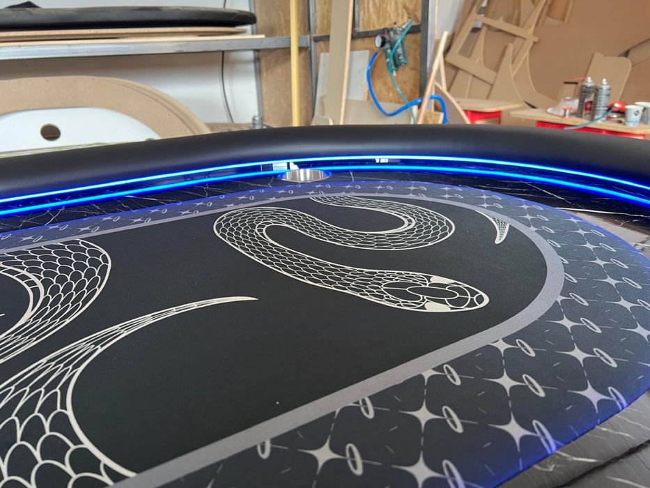 Masa poker cu marmura neagra si print sarpe CustomTables.eu