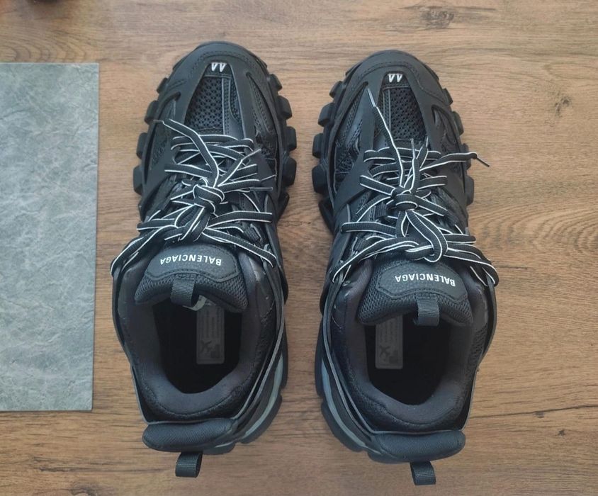 Balenciaga Track cu Led, Ca Noi