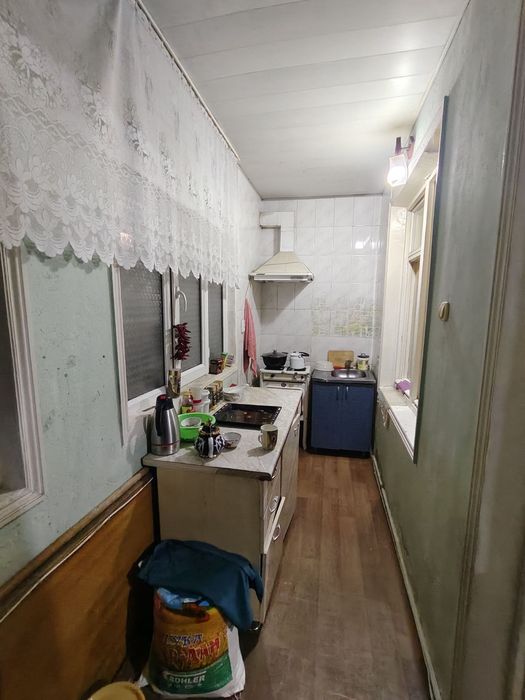 Чиланзар 15.  Продаю 1 комнатная 2 х 6 балкон.  Кирпич