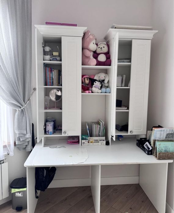 Детский стол со шкафом