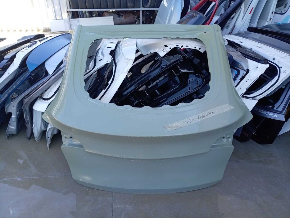 Задна багажна врата Tesla Model Y