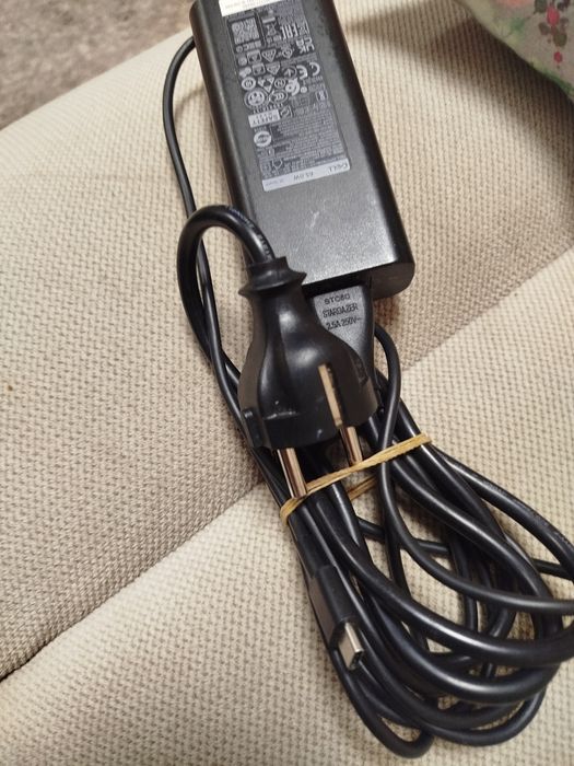 Продавам зарядно за лаптоп