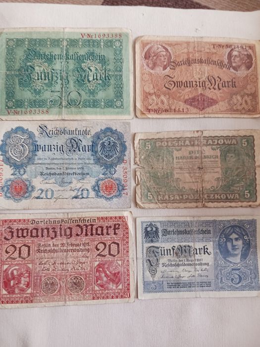 Стари книги и банкноти