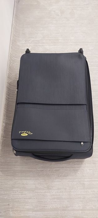 Чемодан большой серого цвета