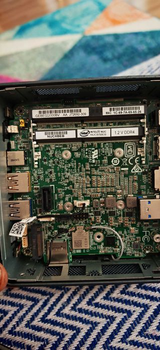 Intel nu i5 Gen 8 NUC8i5BEH defect, fără RAM și alimentator, pentru piese