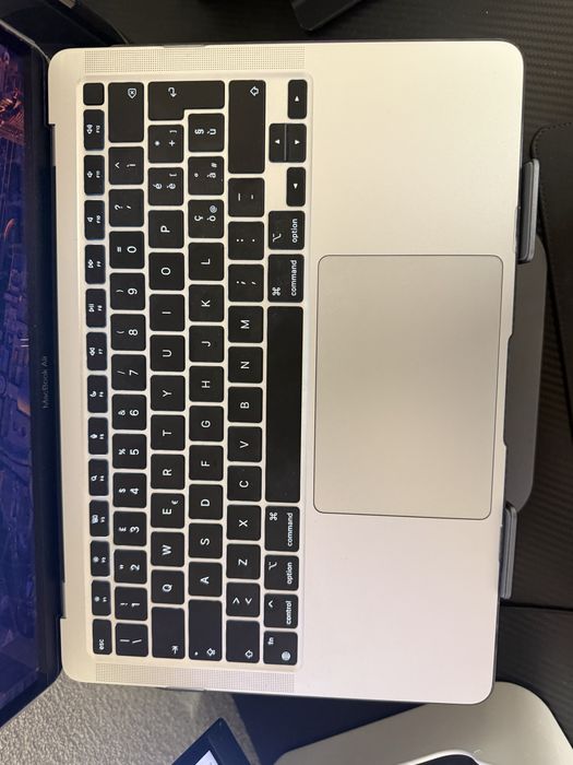 Vând MacBook air 13” 2020 M1