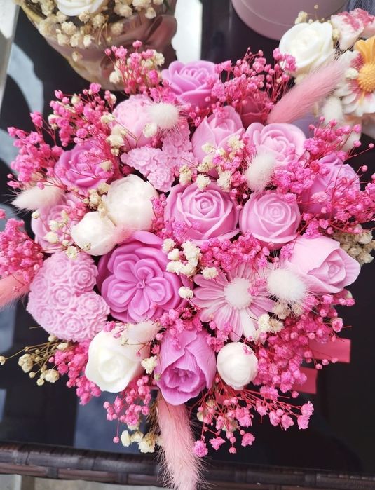 Букет с цветя от соев восък