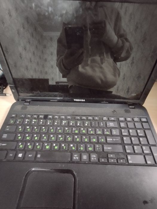 Noutbuk Toshiba Kelishiladi  xolati yaxshi zaryadchigi bilan