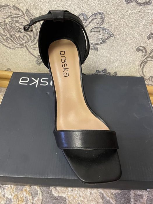 Продам кожанные босоножки