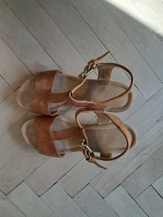 Продавам дамски сандали от естествена кожа!