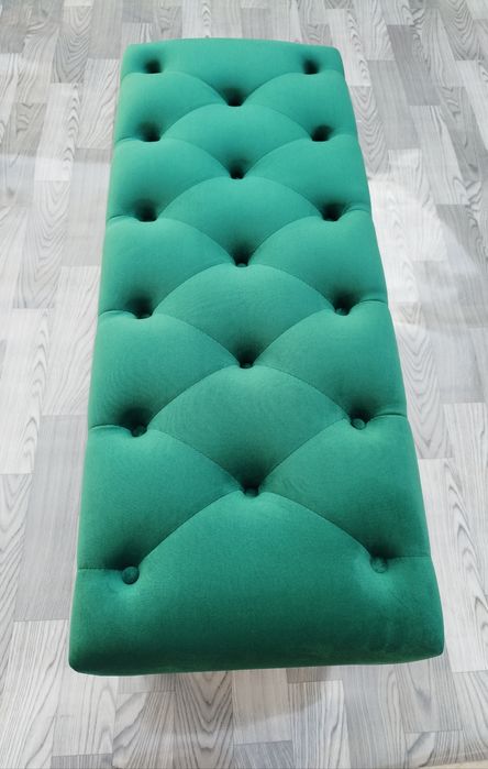 Vând băncuță tapițată Chesterfield din catifea verde