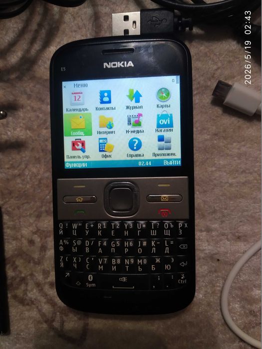 Кнопочный мобильный телефон модели Nokia E5.