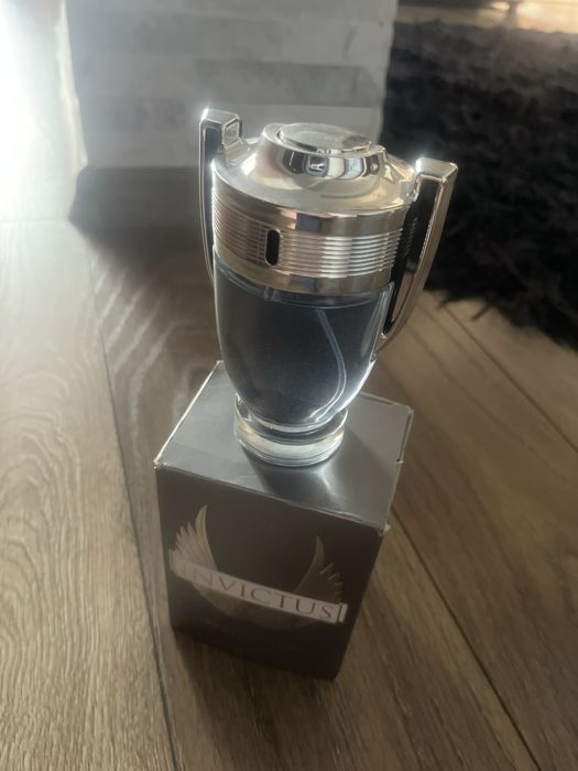Vand parfum invictus nou!