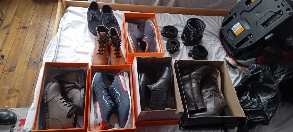 Чисто нови обувки и колани от естествена кожа