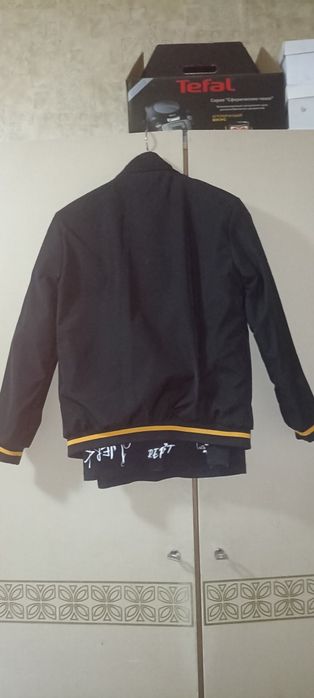 Куртка продается на подростка