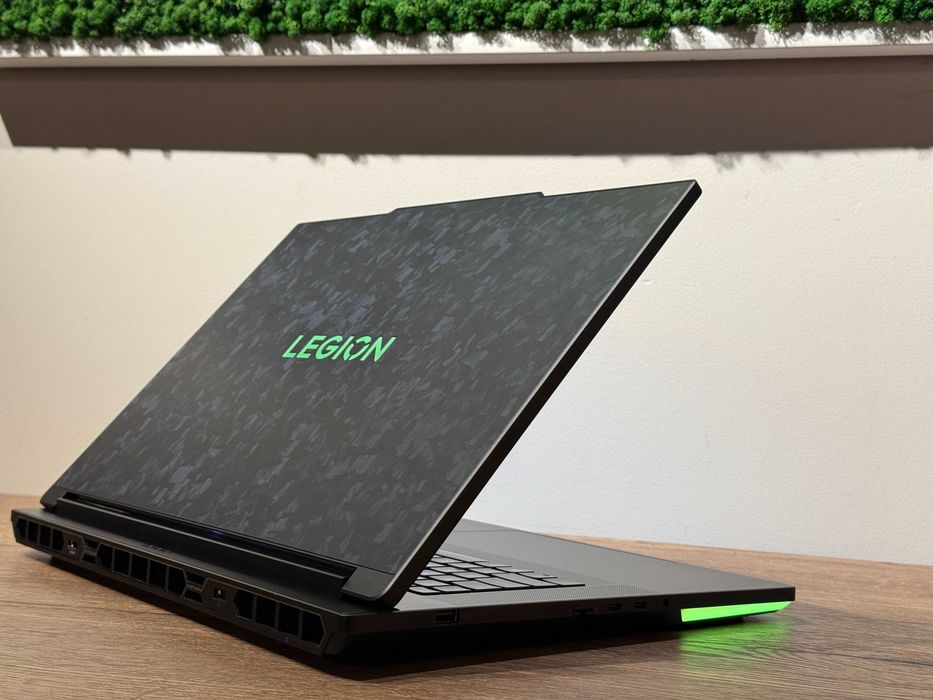 Laptop Gaming Lenovo Legion 9 18IAX10 18" UHD+ 240Hz/ FHD+ 440Hz Ultra 9 275HX 32GB Nvidia RTX 5080 16GB 1TB SSD Win11